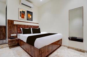 een slaapkamer met een groot bed in een kamer bij Hotel Vijayshree Inn in Nagpur