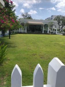 Taman di luar Santorini Resort Twin Residences, Negombo