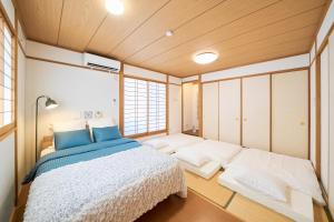 a bedroom with a bed in a room at LEGOLAND 近くの一軒家Nagoya Cozy Nest House in Shimono-ishikichō
