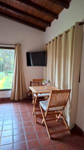 TV a/nebo společenská místnost v ubytování Cabañas Lodge el Suizo 2