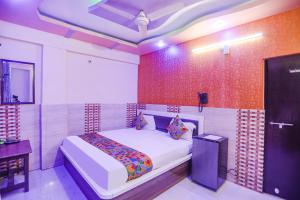a bedroom with a bed in a room at Via Kanha Dhaam in Kānpur