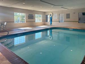 a large swimming pool in a hospital at Country Inn & Suites by Radisson, Valparaiso, IN in Valparaiso