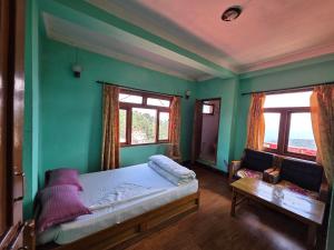 - une chambre avec des murs verts, un lit et des fenêtres dans l'établissement Hotel Golden Lotus, à Bhaktapur