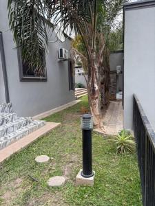 KitweにあるChidi Apartments CEC Village 24 7 Powerの家の隣の草むらにある黒い棒