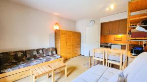 Χώρος καθιστικού στο Résidence Andromede - Studio agréable avec casier à ski · Proche des pistes · Balcon MAE-4274