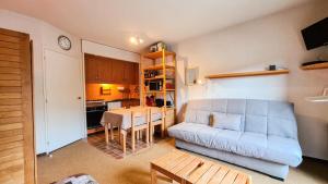 Χώρος καθιστικού στο Résidence Andromede - Studio agréable avec casier à ski · Proche des pistes · Balcon MAE-4274