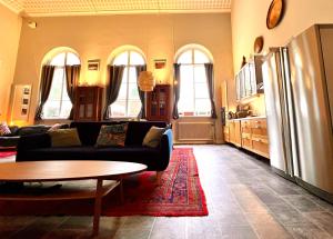 ein Wohnzimmer mit Sofa und Tisch in der Unterkunft Luxor Apartments Smedjebacken in Smedjebacken