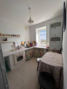 Η κουζίνα ή μικρή κουζίνα στο A Living Room Двокімнатна квартира біля Макдональдса Безконтактне заселення