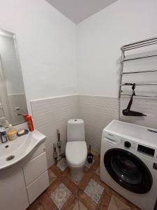 Ένα μπάνιο στο A Living Room Двокімнатна квартира біля Макдональдса Безконтактне заселення +5 φωτογραφίες
