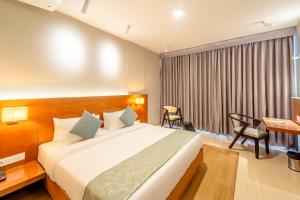 Postel nebo postele na pokoji v ubytování Hotel Tandav Ujjain