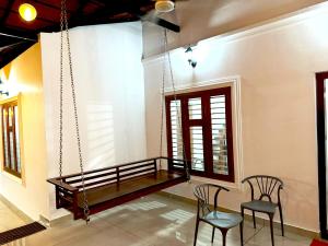 Kommerivintage inn的一间带两把椅子和秋千的房间 更多2张照片