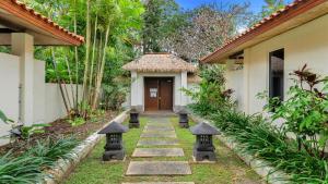 un sendero que conduce a una casa con una puerta en Surya 7 Port Douglas, en Craiglie