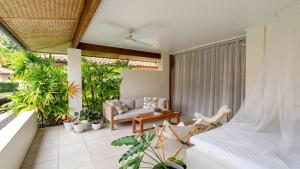 un patio con sofá y mesa en Surya 7 Port Douglas, en Craiglie