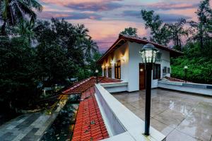 Kommerivintage inn的人行道上有一盏路灯的房子