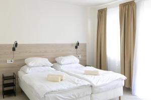 Un pat sau paturi într-o cameră la Hotel Sport Houštka +74 fotografii