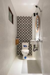Un baño pequeño con inodoro y lavabo. en The Obsidian Sky Hanoi-Chic Loft with Rooftop Pool-Near Street Food, en Hanói