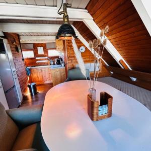 Gallery image of Pfahlbau Sunset II Toplage inklusive Elektroboot in Rust