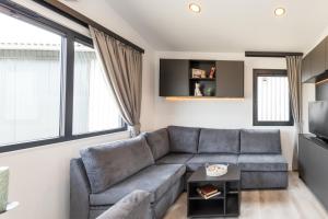 a living room with a couch and a tv at Tiny House Meißendofer Teiche in Meißendorf