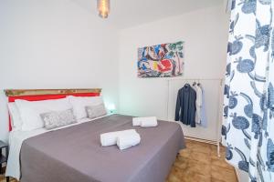 a bedroom with a bed with two towels on it at Villa Linda con Terrazzo in Giardini Naxos