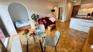a living room with a table and a couch at Studio Bergblick 5 in Garmisch-Partenkirchen