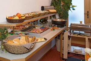 - un buffet avec du pain et d'autres aliments sur une table dans l'établissement Haus Bergkristall, à Sankt Anton am Arlberg