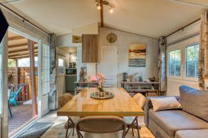 Posezení v ubytování Mobil-home Camping Les Amandiers