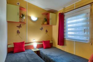 Postel nebo postele na pokoji v ubytování Mobil-home Camping Les Amandiers + 19 fotografií