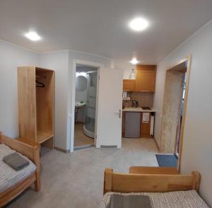 a small room with a bed and a kitchen at Hostel Jaunvaltes in Ragana