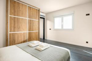 a bedroom with a bed with two towels on it at Apartamento Italia 2, Newly Renovated, AC & WiFi in Rincón de la Victoria