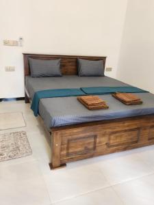 亭可马里Trinco Salli Beach Resort的一张大床，上面有两条毛巾