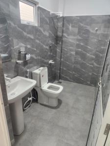 亭可马里Trinco Salli Beach Resort的带马桶和水槽的浴室