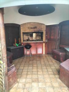 cocina con mesa y taburete en una habitación en Bedoeldeland, en Gamtoosriviermond