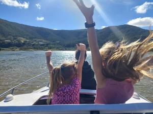 dos chicas en un barco en el agua en Bedoeldeland, en Gamtoosriviermond 8 fotos más