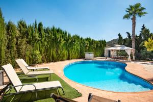 a swimming pool with chairs and a gazebo at Casa rural cavila in Pliego