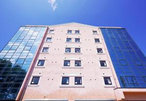 a tall brick building with a lot of windows at ホテル韮崎インター in Nirasaki