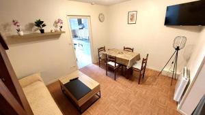Una sala de estar con una mesa y un comedor. en Maison centre ville, en Nogent-sur-Vernisson 1 foto más