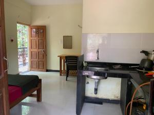 Kuchyň nebo kuchyňský kout v ubytování Prakash holliday home