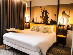 Postel nebo postele na pokoji v ubytování Ibis Styles Clermont-Ferrand République