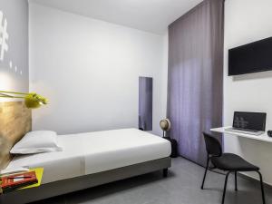 a bedroom with a bed and a desk and a chair at Ibis Styles Brindisi in Brindisi