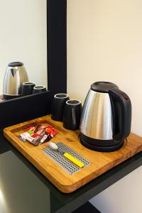 Tetera y cafetera en Regal Courtyard