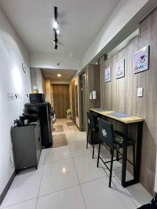 a restaurant with a table and chairs in a room at Modern Comfort in Pasay with Pool in Manila +29 photos
