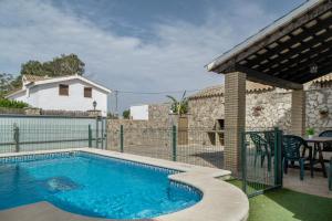 una piscina en un patio con una casa en Casa Carmelo Conil 2, en Conil de la Frontera