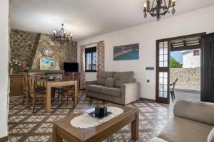 una sala de estar con un sofá y una mesa en Casa Carmelo Conil 2, en Conil de la Frontera