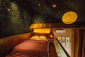 Shizui Zhanにある26Life Nationality Jiqing Luxury·Nationality Innのベッドと宇宙の壁画のある寝室