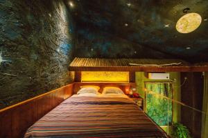 Shizui Zhanにある26Life Nationality Jiqing Luxury·Nationality Innの壁に絵が掛かっている部屋のベッド