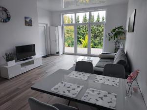 Televisyen dan/atau pusat hiburan di Moderne 2-Zimmer-Ferienwohnung in zentraler, ruhiger Lage