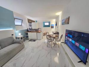 Μια τηλεόραση ή/και κέντρο ψυχαγωγίας στο Affittacamere Guest House Girò