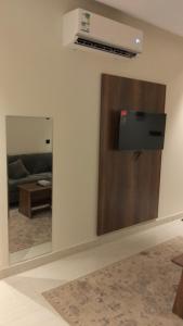 a living room with a couch and a mirror at رير بلو دايموند 2 للشقق المخدومة تصنيف اقتصادي in Taif