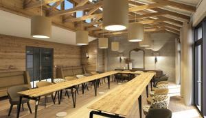 een eetkamer met houten tafels en stoelen bij WALDGUT Naturresort in Bad Gottleuba