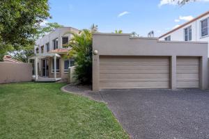 una casa con un garage davanti di Villa San Michele a Coolum Beach